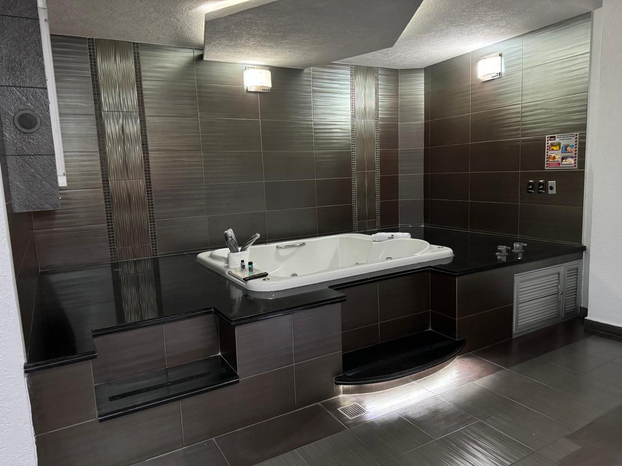 Kuboz Motor Hotel Запопан Екстериор снимка